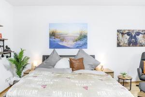 a bedroom with a bed and a painting on the wall at Angie's Ferienapartment Thermalbad in Bad Staffelstein
