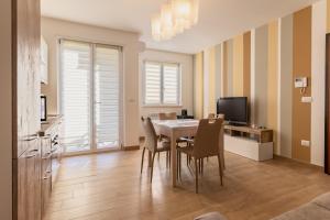 a kitchen and dining room with a table and chairs at Casadamare Salento in Brindisi