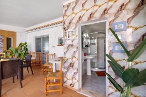 a dining room with a marble wall at J R Dream house in Quarteira