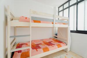a bedroom with two bunk beds in a room at Le Saint Martin Duplexe à la Mer in Bréhal