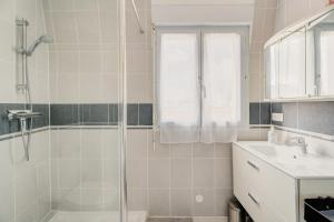 a bathroom with a shower and a sink at Le Saint Martin Duplexe à la Mer in Bréhal +11 photos