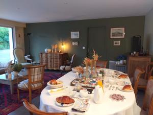 a dining room with a table with food on it at Chambres Er Vingle - Locmariaquer in Locmariaquer
