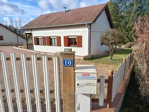 a house with a pay meter in front of a fence at Chalet Rivage Home in Pont-de-Poitte