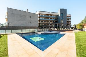 a swimming pool in front of a building at Apartamento Ballena in Cambrils