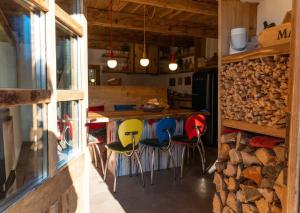 a kitchen with chairs and a table in a room at Chalet Panorama Res Albert in San Guglielmo