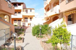 a walkway between two apartment buildings at Casa vacanza La Rosa dei Venti in Viddalba