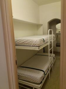 a room with two bunk beds in a room at Casa vacanza La Rosa dei Venti in Viddalba