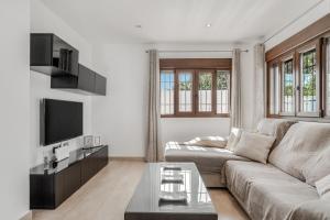 a living room with a couch and a tv at Casa Romero in Campano