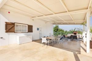 an open kitchen and dining room with a table and chairs at Arizona in Pozo de los Palos