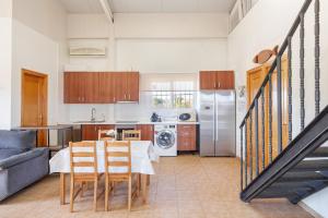 a kitchen and dining room with a table and chairs at Arizona in Pozo de los Palos