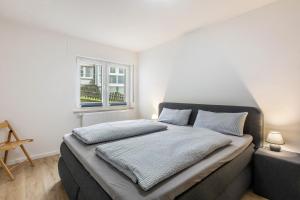 a bedroom with a large bed with a window at Ferienwohnung Esselsteigblick in Eslohe
