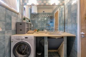 a small bathroom with a washing machine in it at Casa Fiamma in Stintino