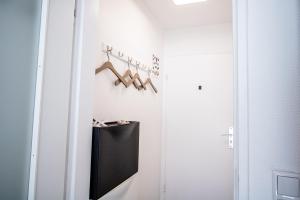 Ein Zimmer mit einem Kleiderschrank, einem Fernseher und einer Tür in der Unterkunft Syltbrise 22 in Sylt + 6 Fotos