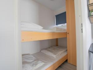 two bunk beds in a small room at Blauwborst 24-18 in Breukelen