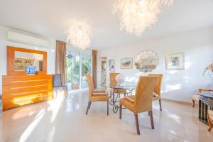 a dining room with a table and chairs at Sconto in L'Alfàs del Pi