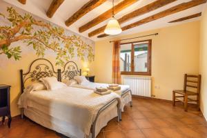 a bedroom with a bed in a room at Cal Menut in Belianes