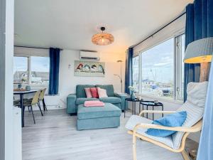 a living room with a couch and a chair at Blauwborst 24-18 in Breukelen