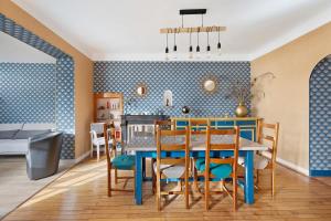 a dining room with a table and chairs at Gîte Du Centre avec terrasse in Romorantin