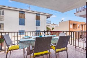 a patio with a table and chairs on a balcony at Brooklyn in Oliva