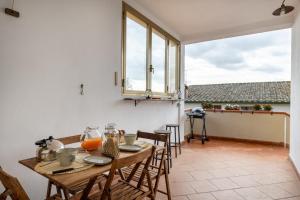 a dining room with a table and chairs and a window at Podere Sasso 3 in San Gimignano