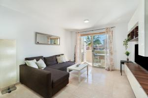 a living room with a couch and a table at Sandra La Perla in El Médano