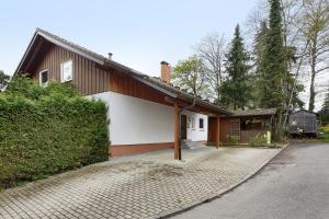 a house with a driveway in front of it at Grünes Tal - Seenah in Stockach