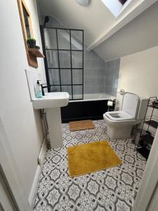 a bathroom with a sink and a toilet and a tub at Central location location in Hollington +17 photos