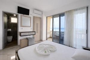 a bedroom with a bed and a view of the ocean at Hotel Joni Lukove in Lukovë
