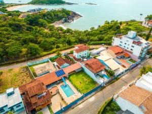 an aerial view of a town with houses and the ocean at Hostel-Casa25-Meaipe in Guarapari