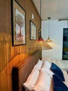 a living room with a couch and a lamp at EcoStay Lençóis - apartamento in Lençóis