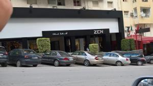 un groupe de voitures garées devant un magasin dans l'établissement Résidence Ghozlane, à Tunis
