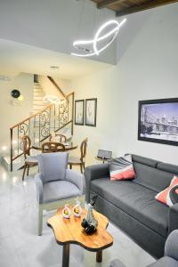 a living room with a couch and a table at Pacohouse, Apartamento cerca al parque in Jardin