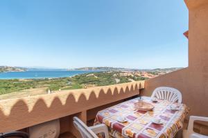 a balcony with a table with a view of the ocean at Flat Orizzonte in Palau