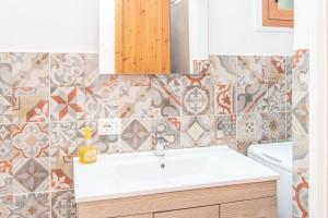 a bathroom with a sink and a mirror at Flat Orizzonte in Palau