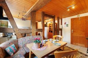 a living room with a couch and a table at Scholz in Sannerz