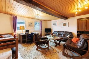 a living room with leather furniture and a table at Scholz in Sannerz