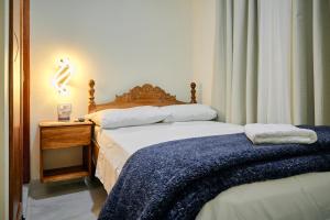 a bedroom with two beds and a lamp on a table at Pacohouse, Apartamento cerca al parque in Jardin