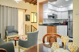 a kitchen and dining room with a table and chairs at Pacohouse, Apartamento cerca al parque in Jardin