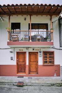 a building with two doors and a balcony at Pacohouse, Apartamento cerca al parque in Jardin