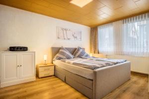 a bedroom with a bed and a window at Ferienhaus Bergmannsruh in Clausthal-Zellerfeld