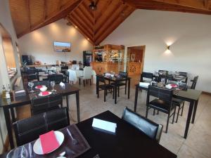 an overhead view of a restaurant with tables and chairs at Hotel y Cabañas Pulegan in Porvenir