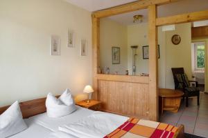 a bedroom with a bed and a bathroom at Krüseliner Mühle - Appartements in Krüselin