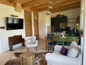 a living room with a white couch and a table at Casa Tapeo in Schiefling am See