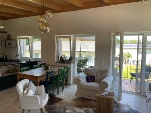 a kitchen and living room with a table and chairs at Casa Tapeo in Schiefling am See