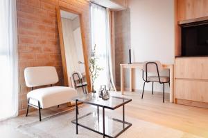 a living room with a table and chairs at Mutuo Vive in Guadalajara