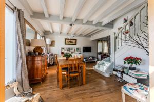 a dining room and living room with a table and chairs at Chambre D'hote Chez Amaya in Gujan-Mestras