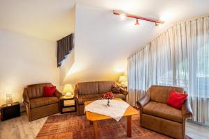 a living room with two chairs and a table at Ferienwohnung Weitblick in Bad Liebenzell