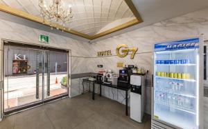 a coffee shop with a counter and a refrigerator at Iksan Hotel G7 in Songman
