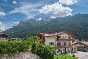 a resort with mountains in the background at Apart Wellness Alpino con minispa in Soraga