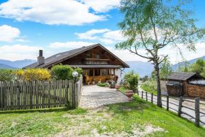 a wooden fence in front of a house at Apartment Sonnenschein in Mühlbach